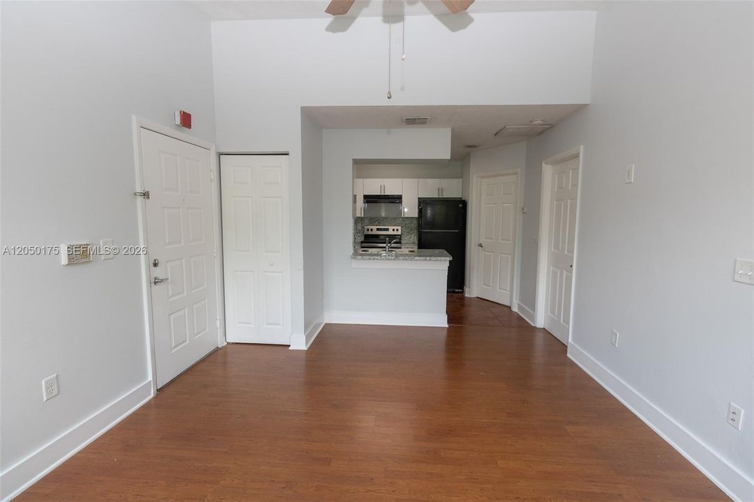 For Rent: $1,900 (2 beds, 1 baths, 735 Square Feet)