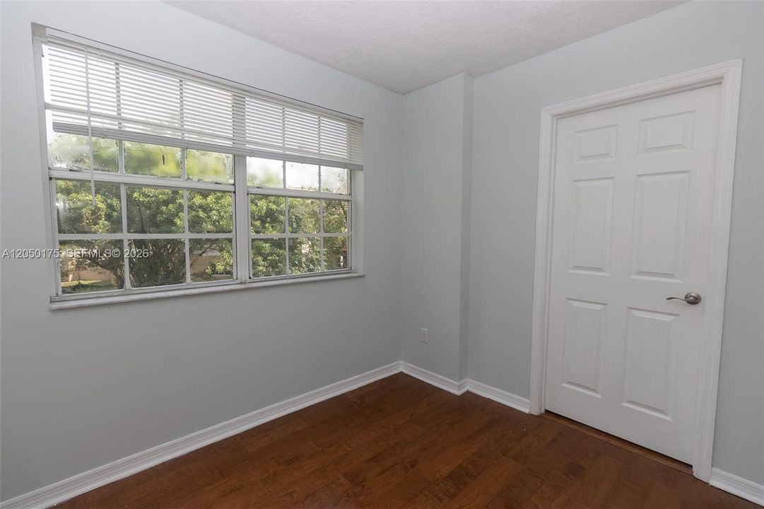 For Rent: $1,900 (2 beds, 1 baths, 735 Square Feet)