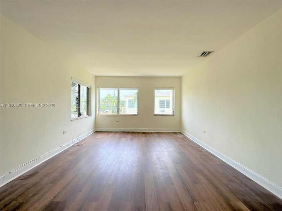 For Rent: $1,950 (1 beds, 1 baths, 730 Square Feet)