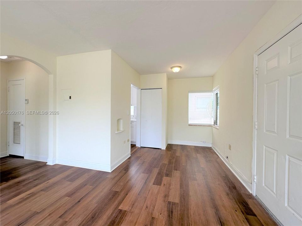 For Rent: $1,950 (1 beds, 1 baths, 730 Square Feet)
