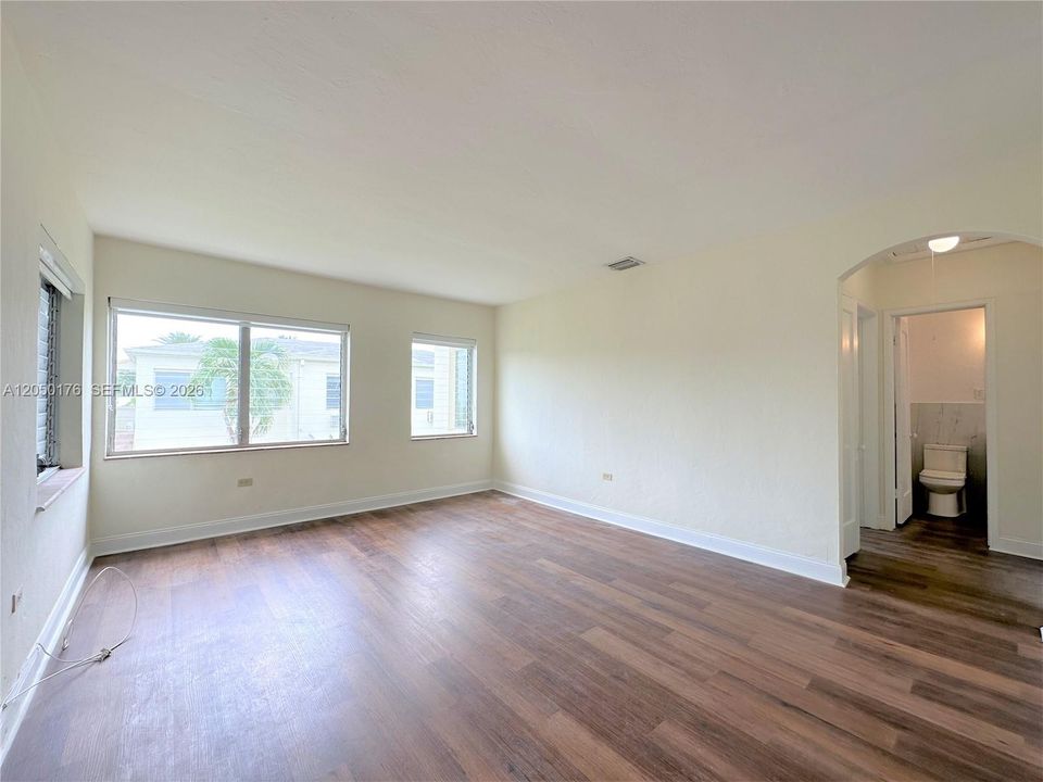 For Rent: $1,950 (1 beds, 1 baths, 730 Square Feet)