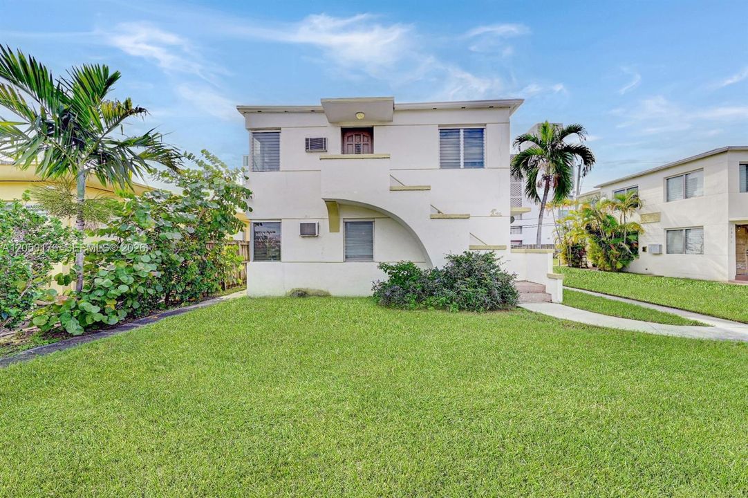 For Rent: $1,950 (1 beds, 1 baths, 730 Square Feet)