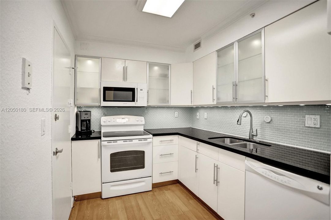 В аренду: $2,900 (1 спален, 1 ванн, 745 Квадратных фут)