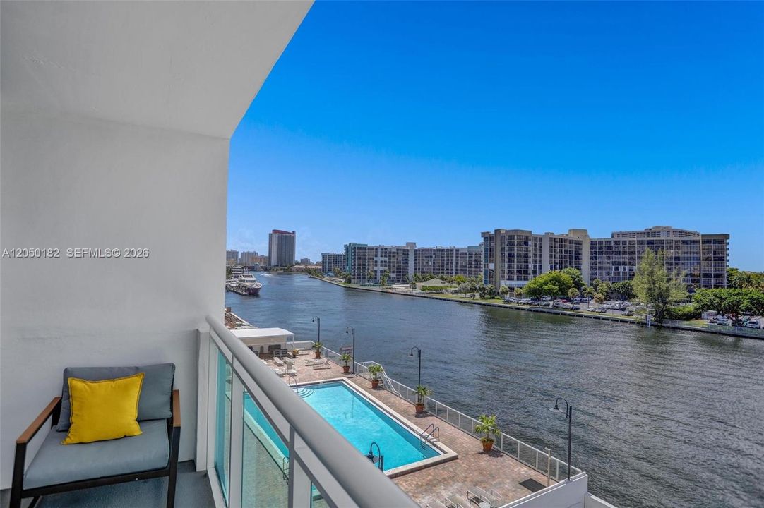 For Rent: $2,550 (1 beds, 1 baths, 906 Square Feet)