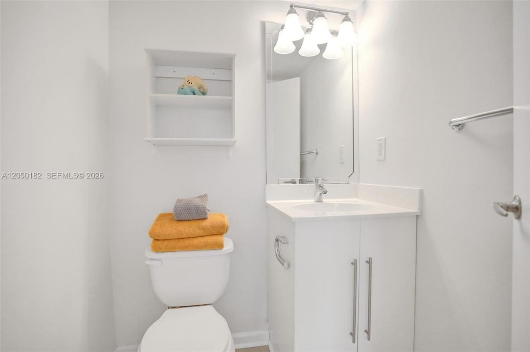 For Rent: $2,550 (1 beds, 1 baths, 906 Square Feet)