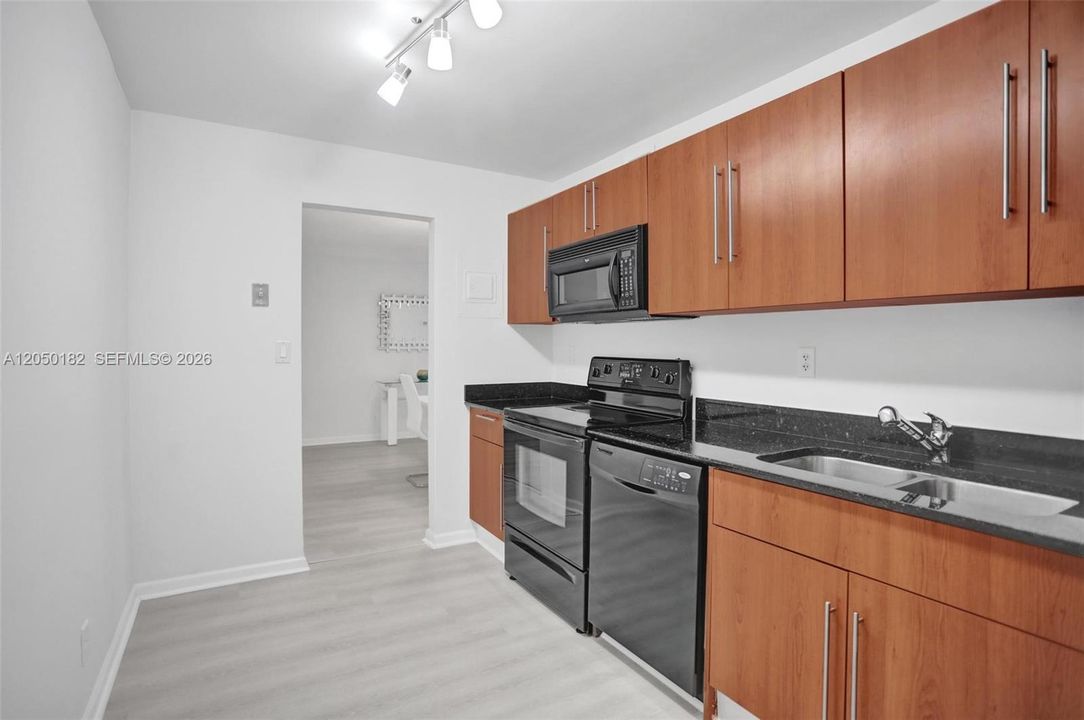 For Rent: $2,550 (1 beds, 1 baths, 906 Square Feet)