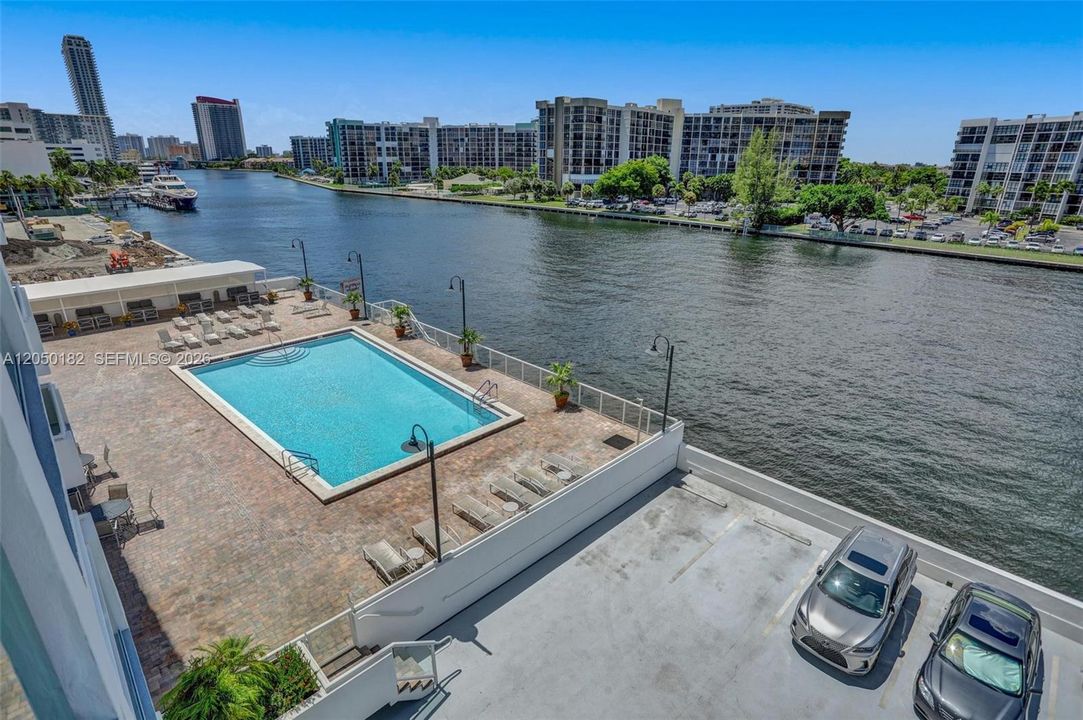 For Rent: $2,550 (1 beds, 1 baths, 906 Square Feet)