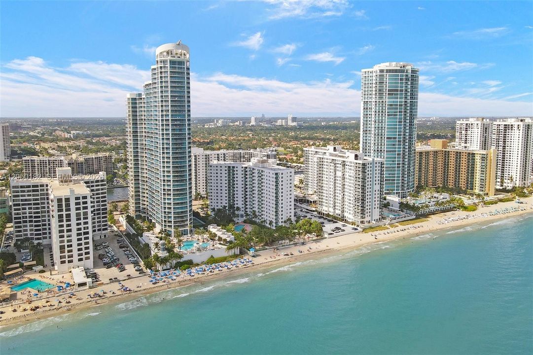 For Rent: $2,550 (1 beds, 1 baths, 906 Square Feet)
