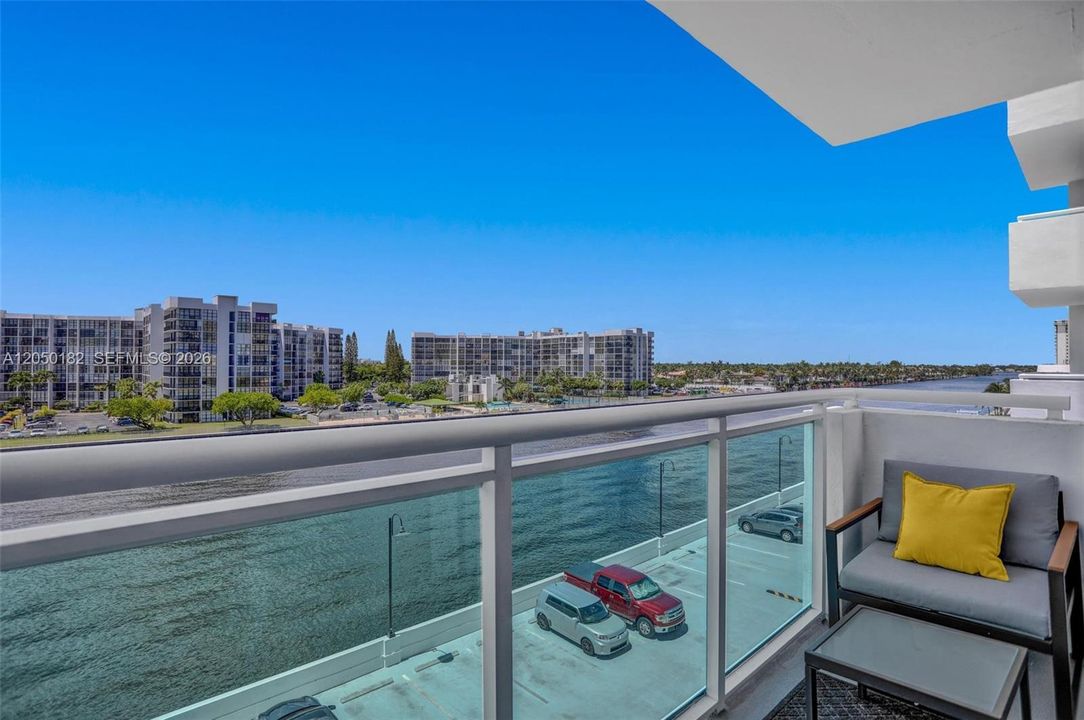 For Rent: $2,550 (1 beds, 1 baths, 906 Square Feet)
