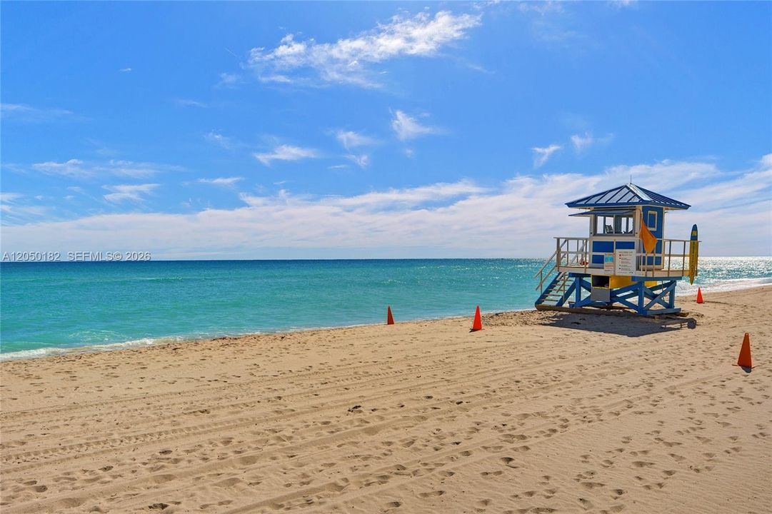 For Rent: $2,550 (1 beds, 1 baths, 906 Square Feet)
