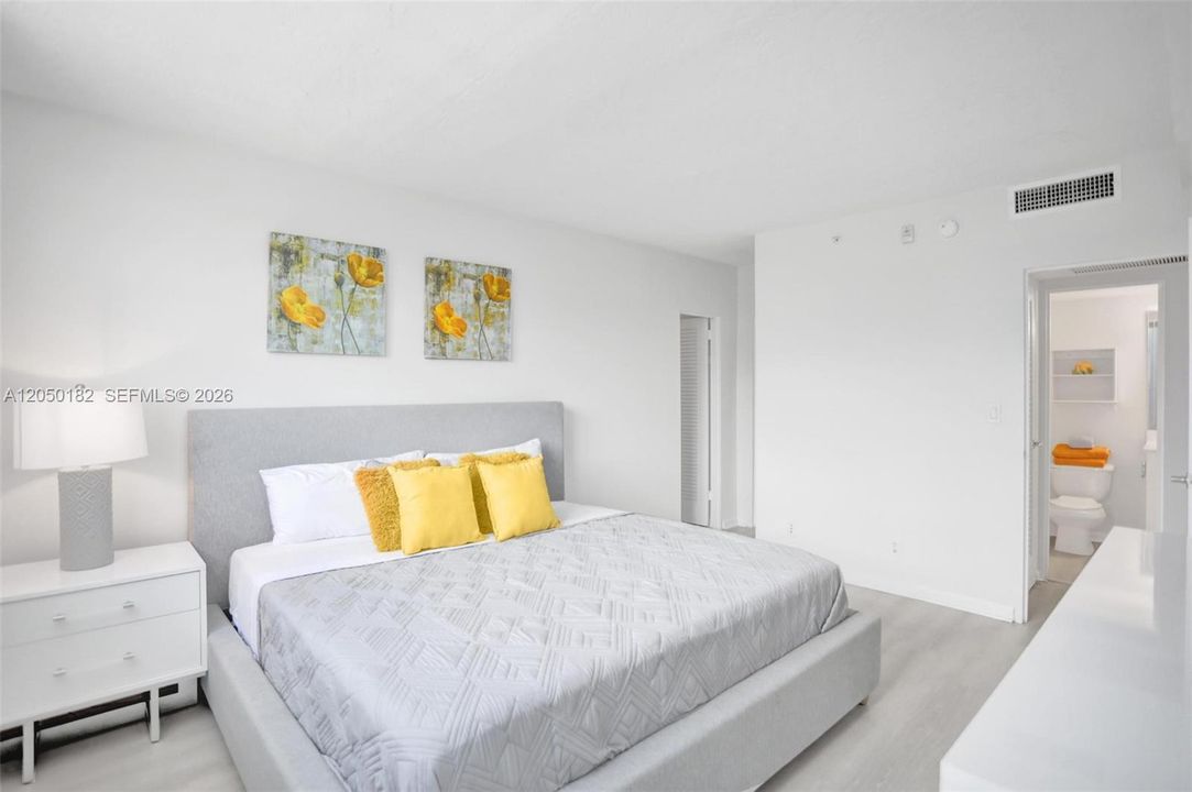 For Rent: $2,550 (1 beds, 1 baths, 906 Square Feet)