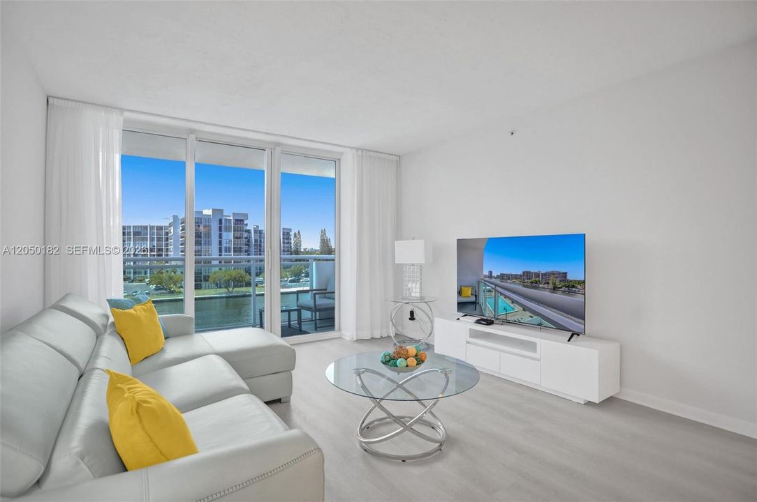 For Rent: $2,550 (1 beds, 1 baths, 906 Square Feet)
