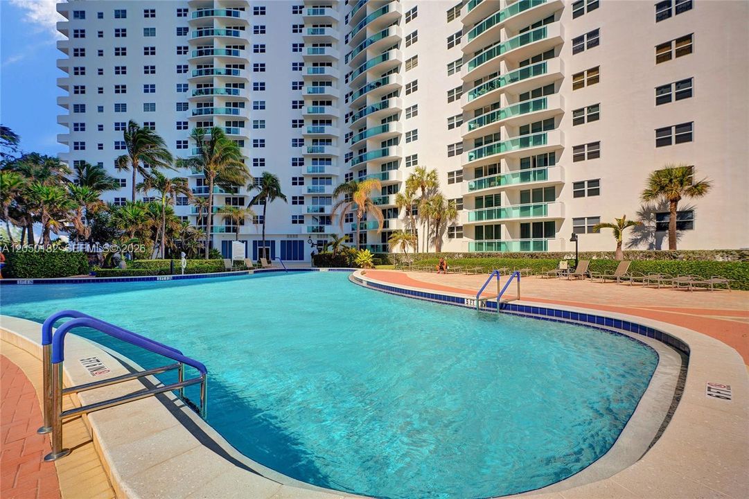 For Rent: $2,550 (1 beds, 1 baths, 906 Square Feet)