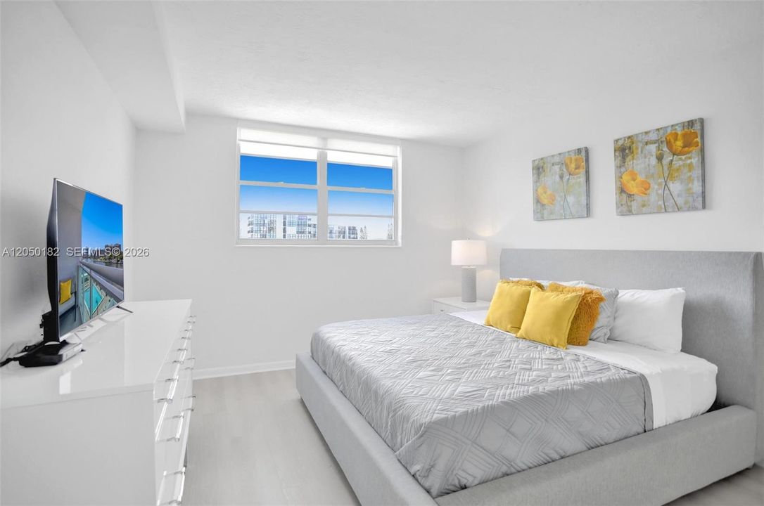For Rent: $2,550 (1 beds, 1 baths, 906 Square Feet)