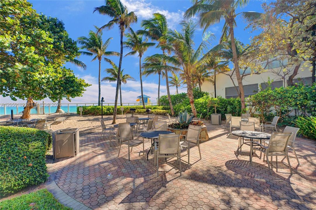 For Rent: $2,550 (1 beds, 1 baths, 906 Square Feet)