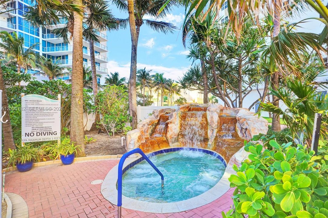 For Rent: $2,550 (1 beds, 1 baths, 906 Square Feet)