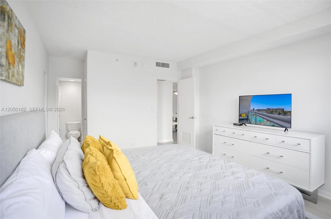 For Rent: $2,550 (1 beds, 1 baths, 906 Square Feet)