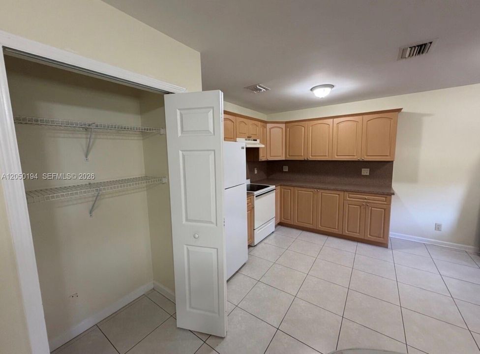 For Rent: $1,525 (1 beds, 1 baths, 4310 Square Feet)