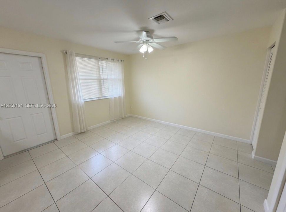 For Rent: $1,525 (1 beds, 1 baths, 4310 Square Feet)