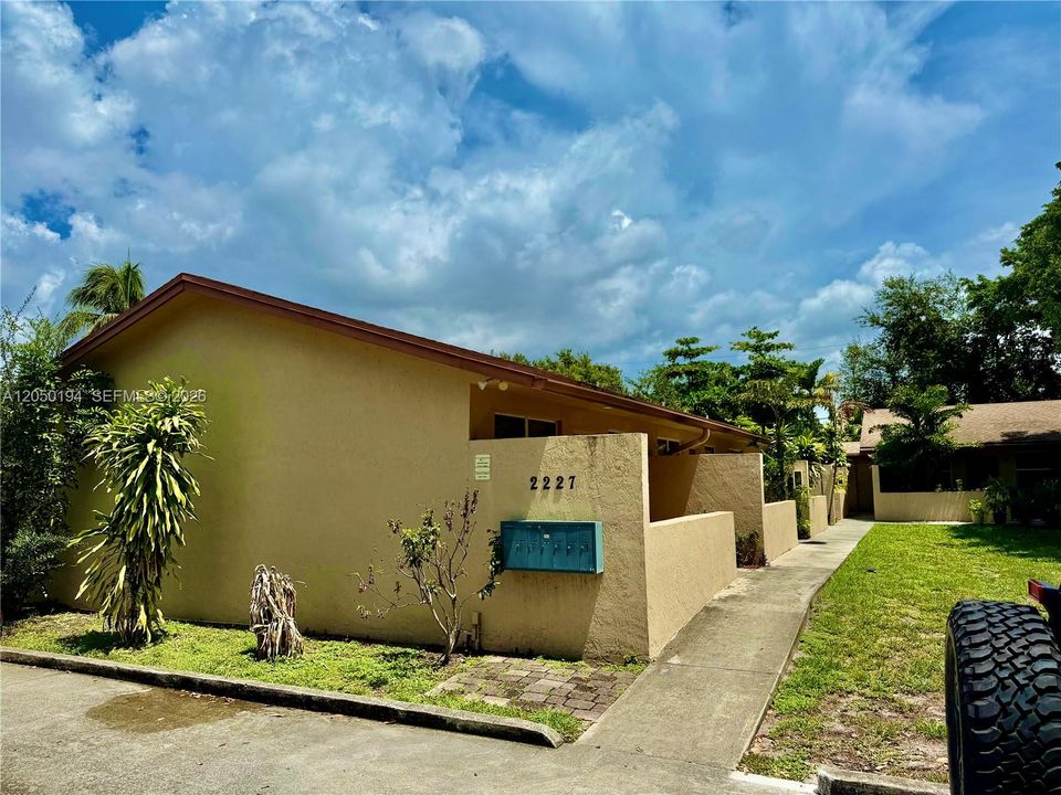 For Rent: $1,525 (1 beds, 1 baths, 4310 Square Feet)