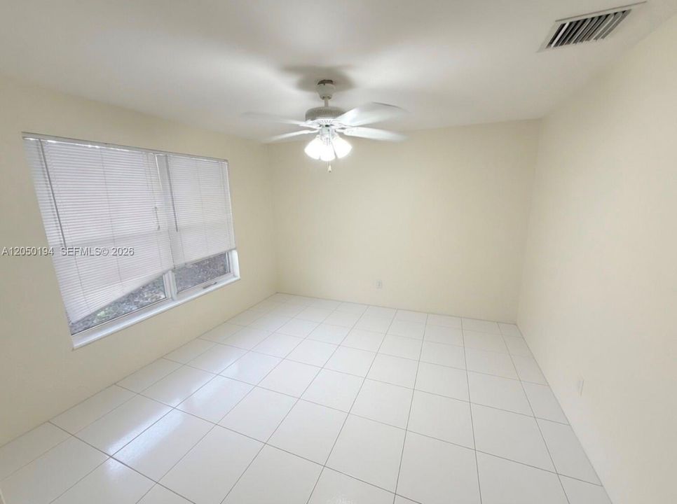 For Rent: $1,525 (1 beds, 1 baths, 4310 Square Feet)