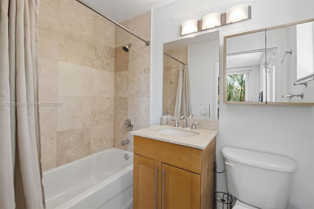 En-suite guest bathtub