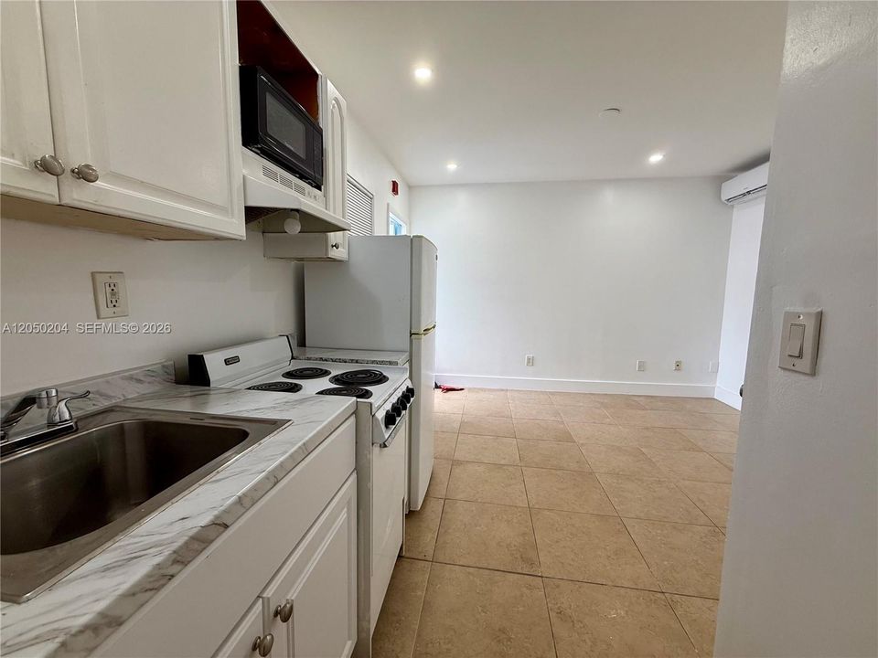 For Rent: $1,600 (0 beds, 1 baths, 573 Square Feet)