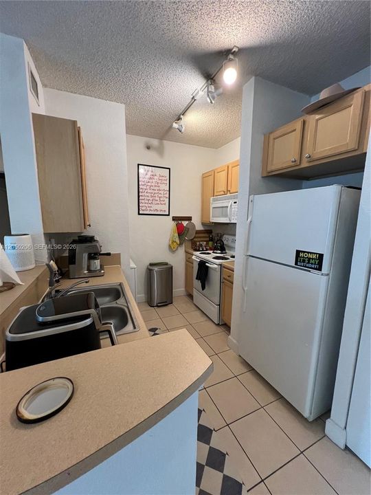 For Rent: $2,300 (1 beds, 1 baths, 652 Square Feet)