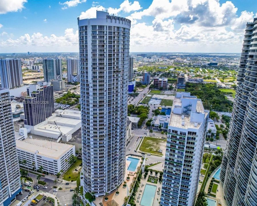 For Rent: $2,800 (1 beds, 1 baths, 825 Square Feet)