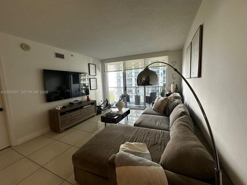 For Rent: $2,800 (1 beds, 1 baths, 825 Square Feet)