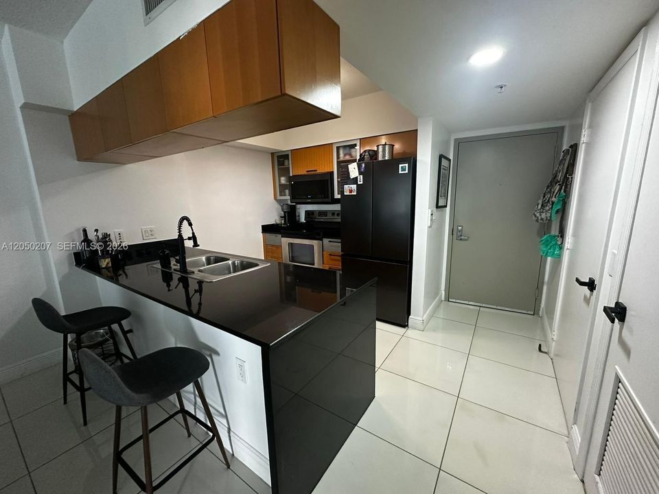 For Rent: $2,800 (1 beds, 1 baths, 825 Square Feet)