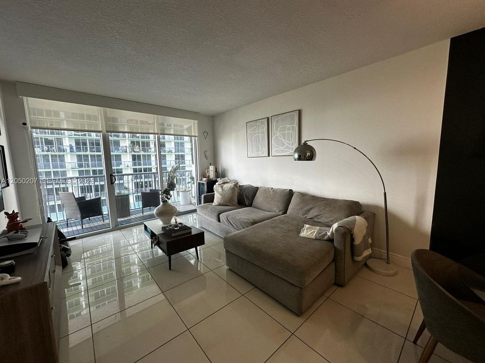 For Rent: $2,800 (1 beds, 1 baths, 825 Square Feet)