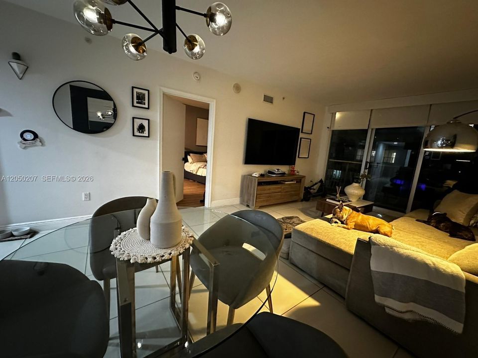 For Rent: $2,800 (1 beds, 1 baths, 825 Square Feet)
