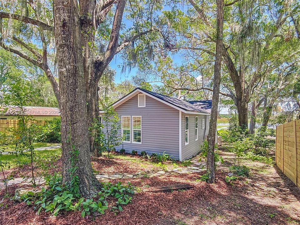 For Rent: $3,150 (5 beds, 2 baths, 2000 Square Feet)