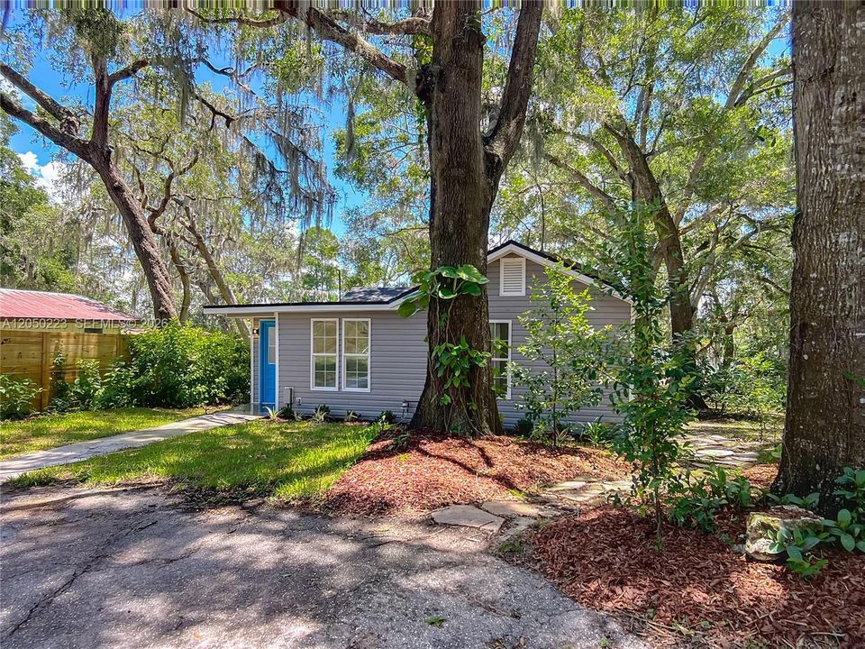 For Rent: $3,150 (5 beds, 2 baths, 2000 Square Feet)