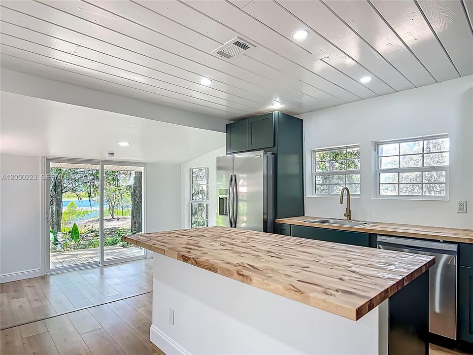 For Rent: $3,150 (5 beds, 2 baths, 2000 Square Feet)