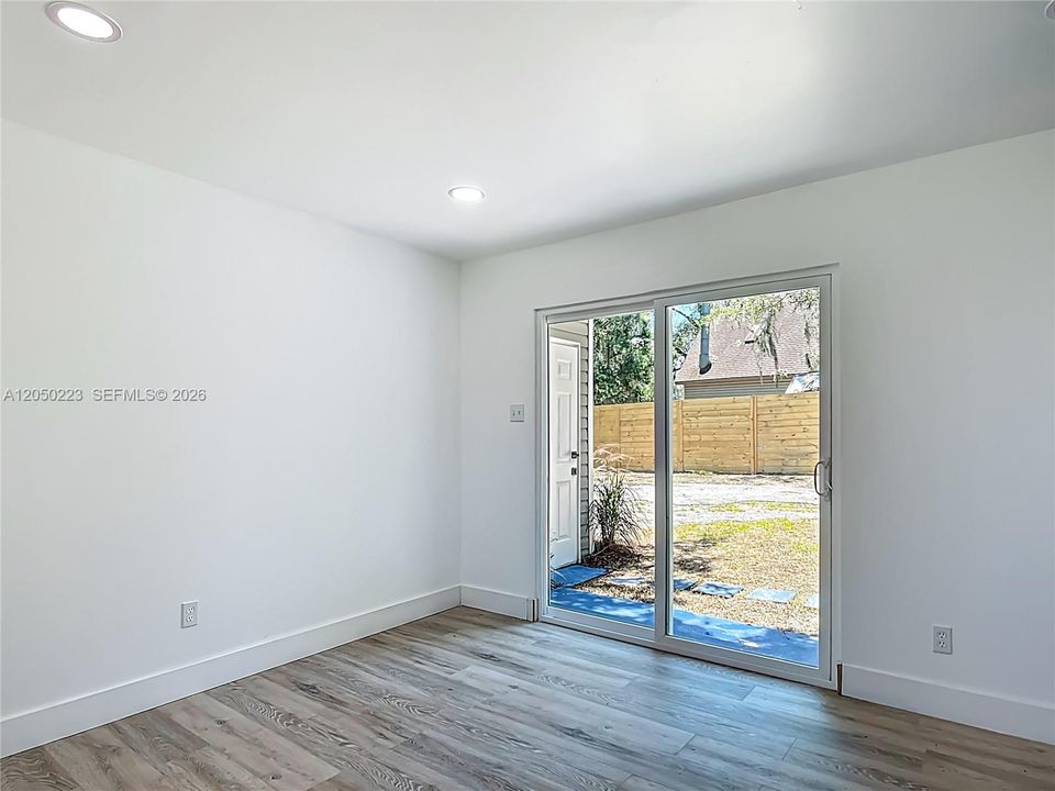 For Rent: $3,150 (5 beds, 2 baths, 2000 Square Feet)