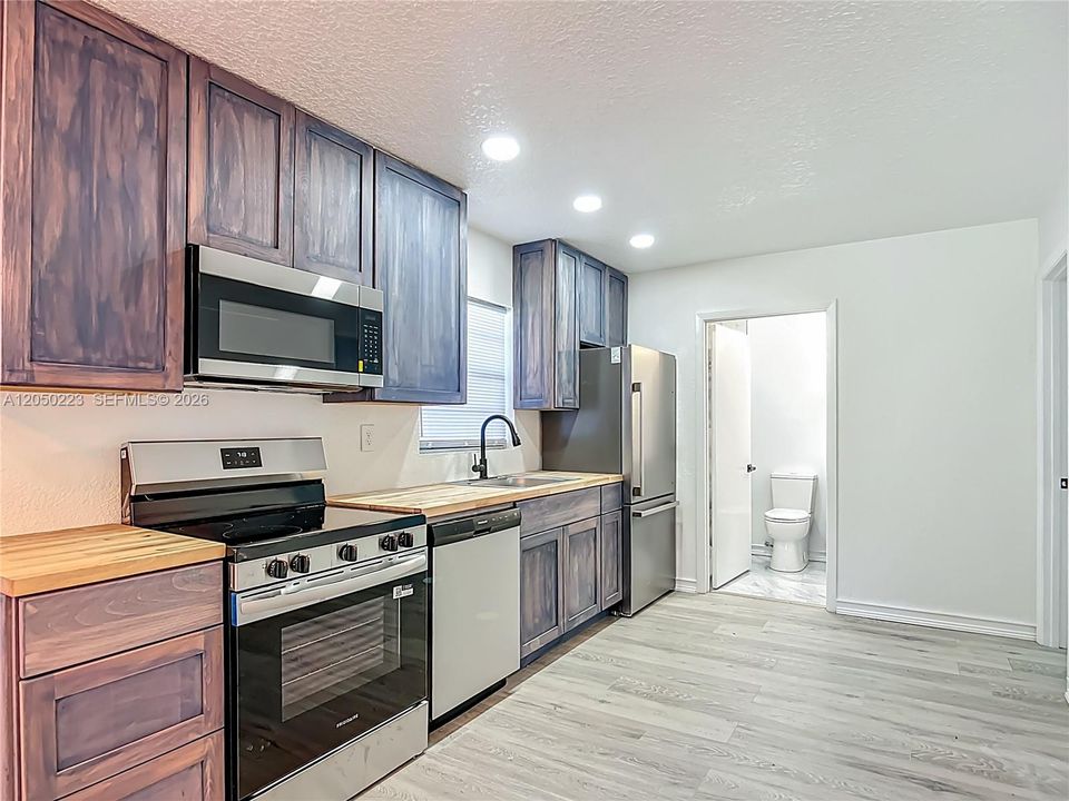 For Rent: $3,150 (5 beds, 2 baths, 2000 Square Feet)