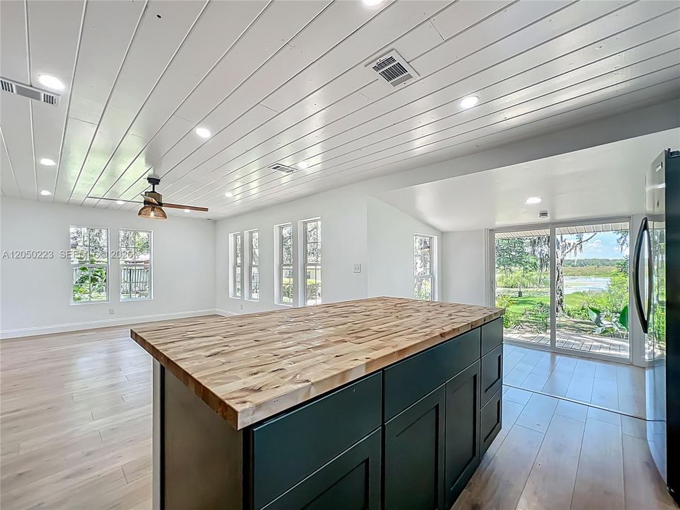 For Rent: $3,150 (5 beds, 2 baths, 2000 Square Feet)
