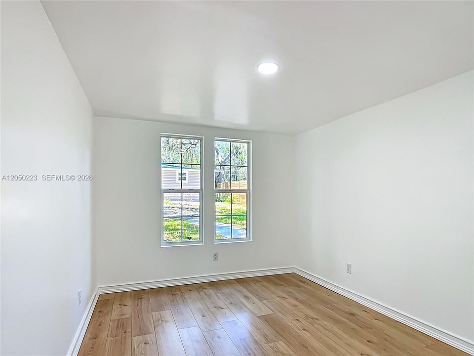 For Rent: $3,150 (5 beds, 2 baths, 2000 Square Feet)