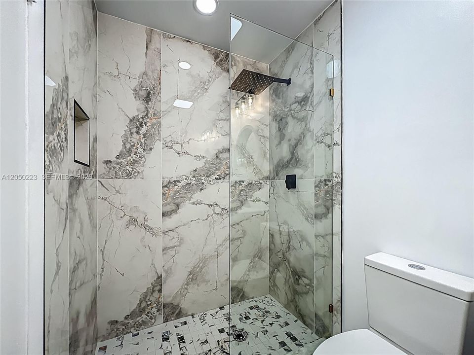 For Rent: $3,150 (5 beds, 2 baths, 2000 Square Feet)