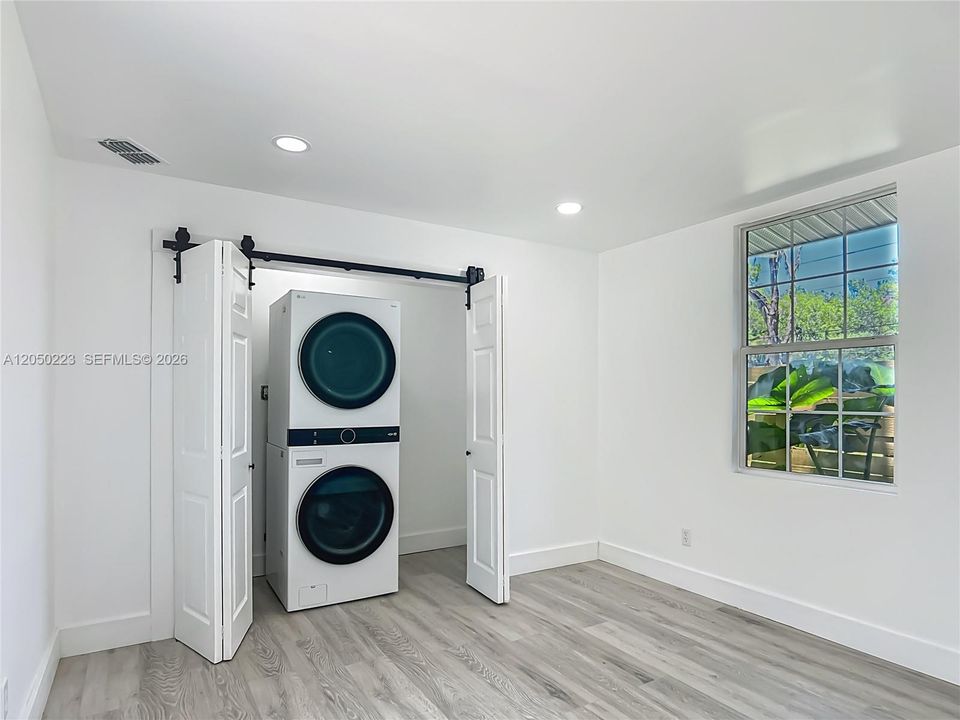 For Rent: $3,150 (5 beds, 2 baths, 2000 Square Feet)