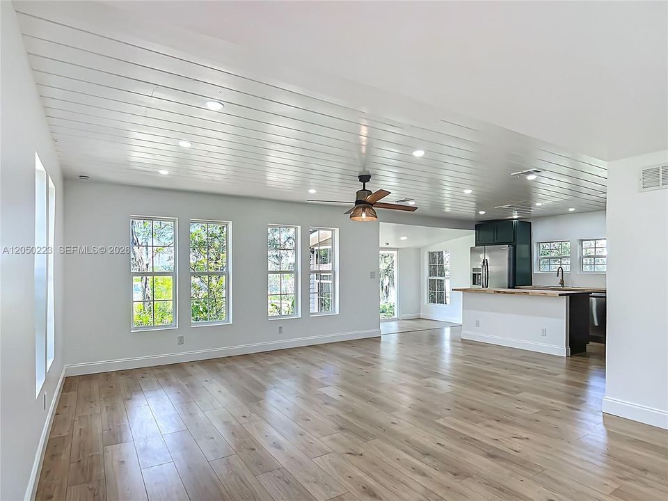 For Rent: $3,150 (5 beds, 2 baths, 2000 Square Feet)