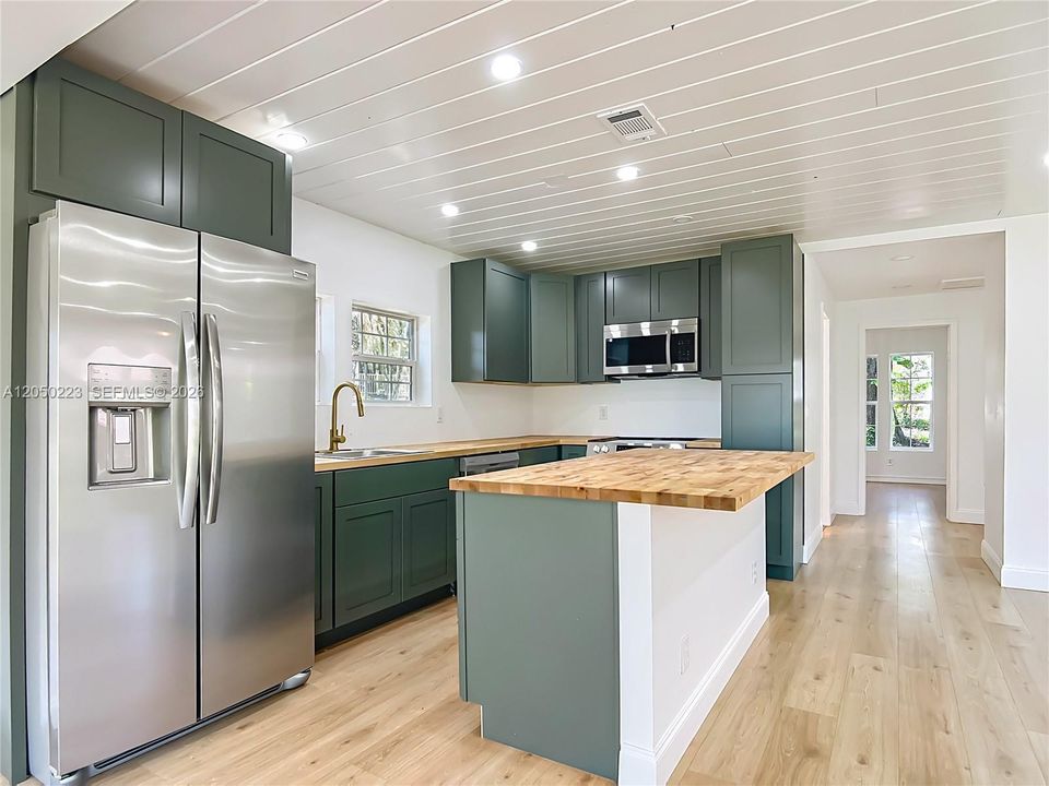 For Rent: $3,150 (5 beds, 2 baths, 2000 Square Feet)
