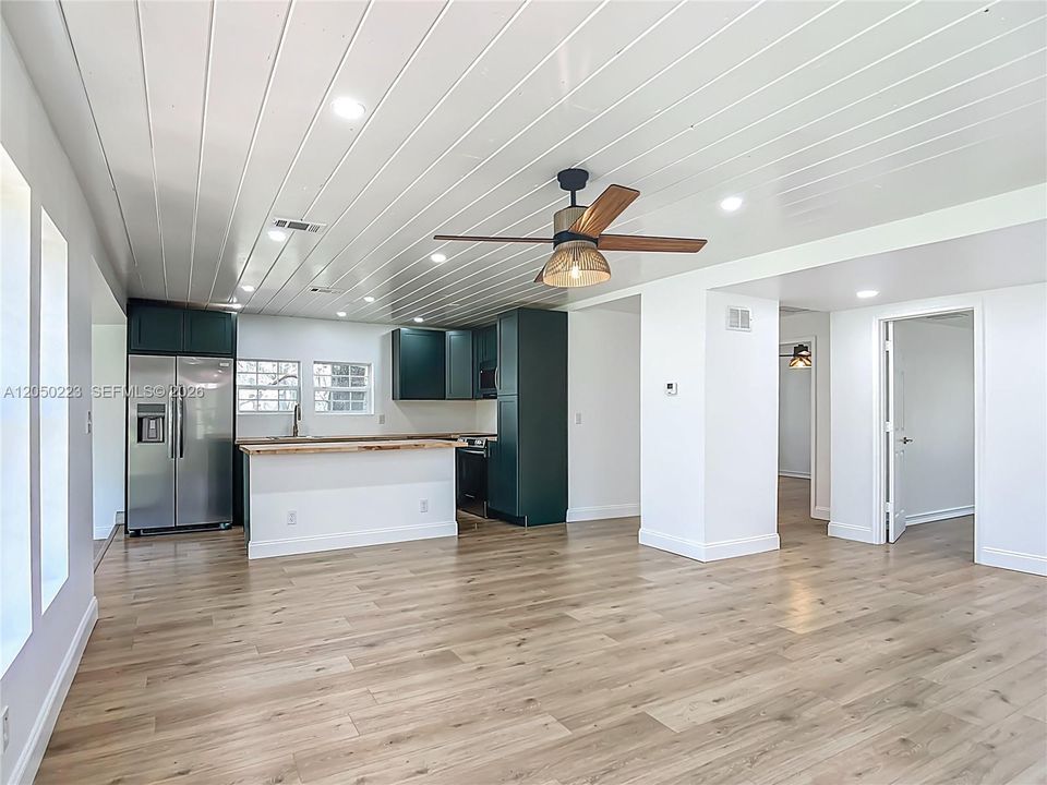 For Rent: $3,150 (5 beds, 2 baths, 2000 Square Feet)