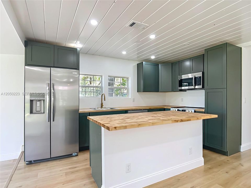 For Rent: $3,150 (5 beds, 2 baths, 2000 Square Feet)