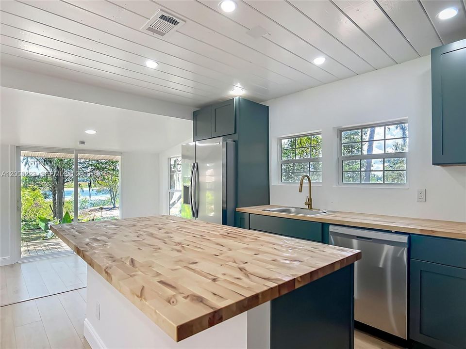 For Rent: $3,150 (5 beds, 2 baths, 2000 Square Feet)