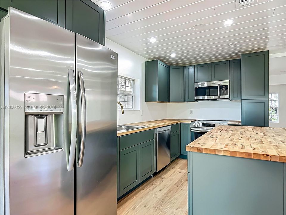 For Rent: $3,150 (5 beds, 2 baths, 2000 Square Feet)