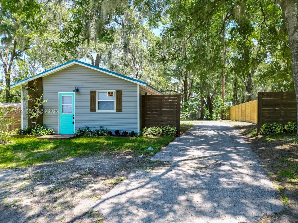 For Rent: $3,150 (5 beds, 2 baths, 2000 Square Feet)