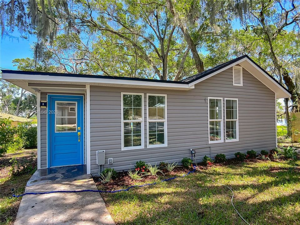 For Rent: $3,150 (5 beds, 2 baths, 2000 Square Feet)